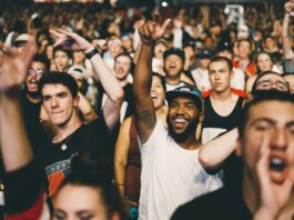 5 Ways To Flirt and Find Love at a Concert