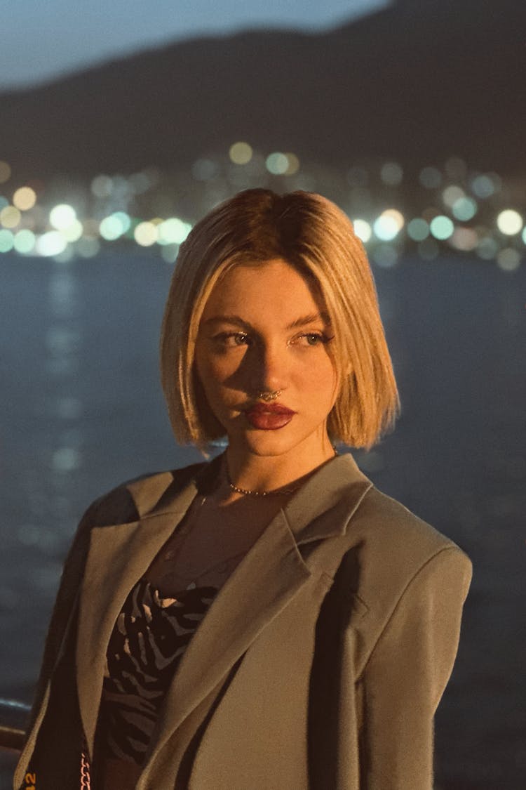 Blonde Blunt Bob Inspired by Rihanna’s After-Dark Style