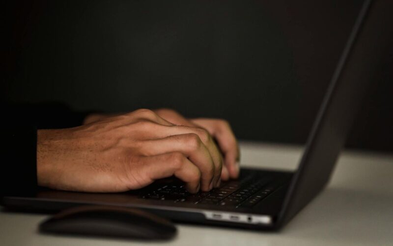 anonymity-online-chat-laptop