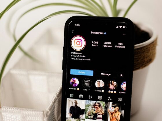 instagram-growth-tools-phone